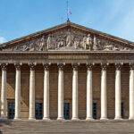 L’infantilisation généralisée : une stratégie politique de contrôle