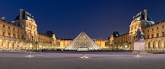 Façade du musée du Louvre à Paris