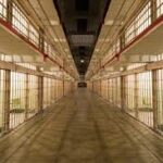 Couloir de prison vide et impeccable, symbole d’une détention sous contrôle.