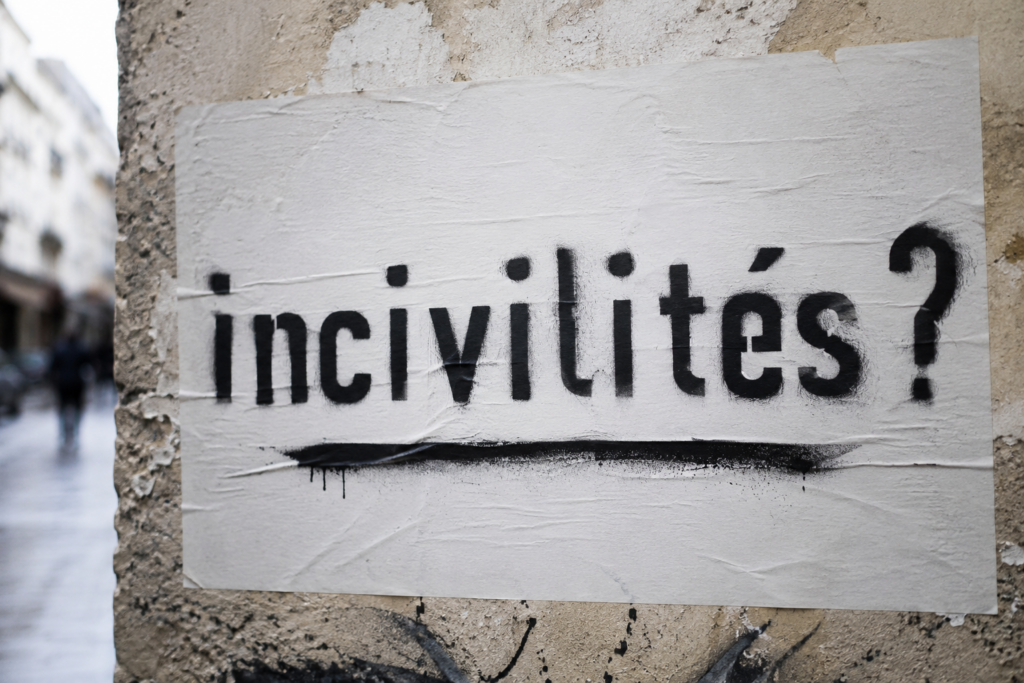 Les mots qui nous gouvernent #1 – Incivilités : un mot qui explique un peu trop vite